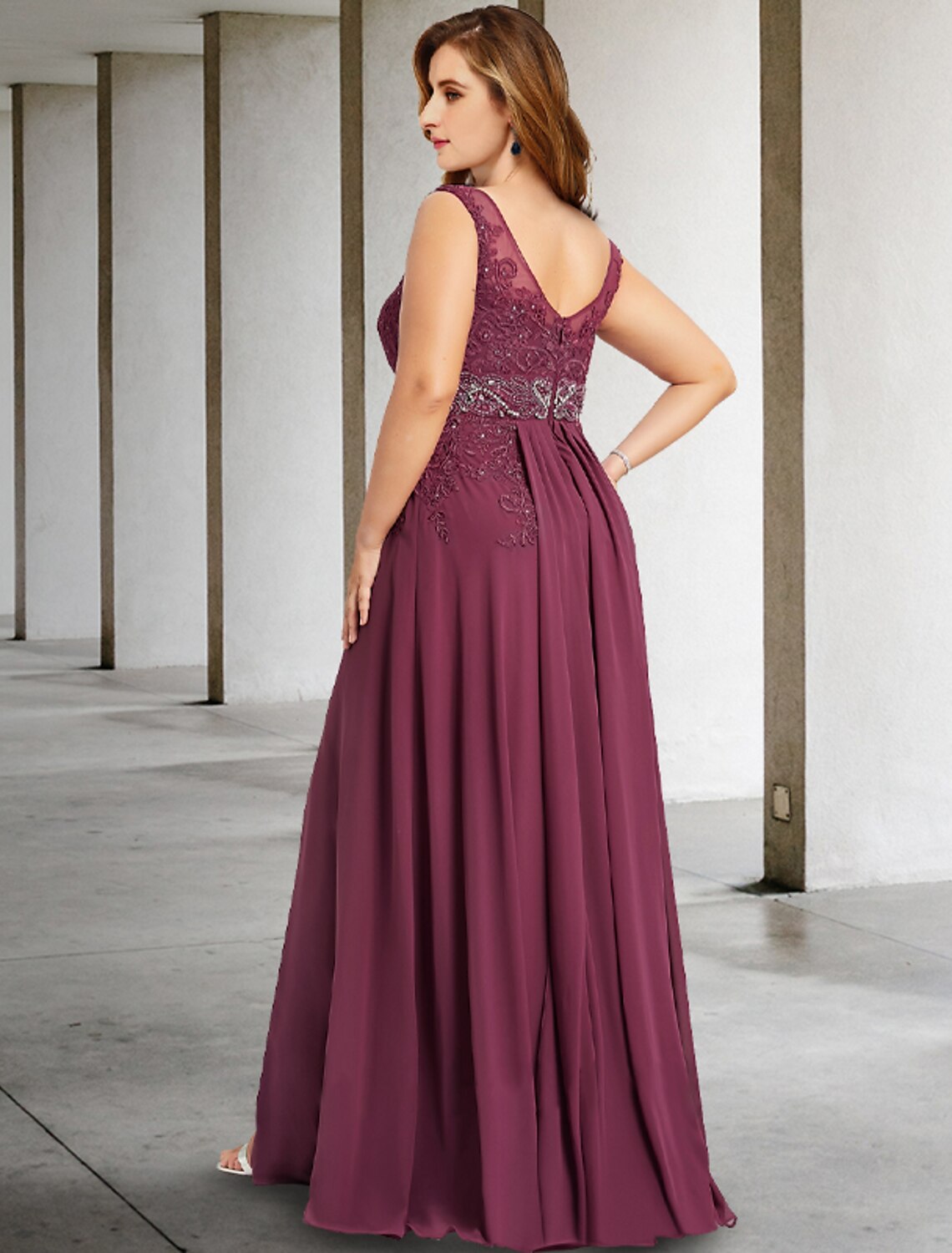 A-Line Plus Size Curve Mother of the Bride Dresses Elegant Dress Formal Floor Length Sleeveless V Neck Chiffon with Pearls Beading Slit