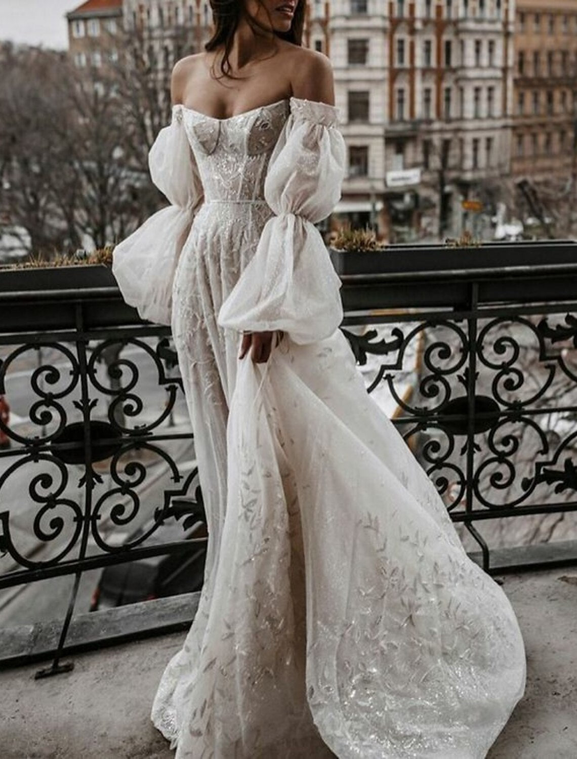 Beach Boho Wedding Dresses A-Line Off Shoulder Long Sleeve Court Train Lace Bridal Gowns With Appliques Solid Color