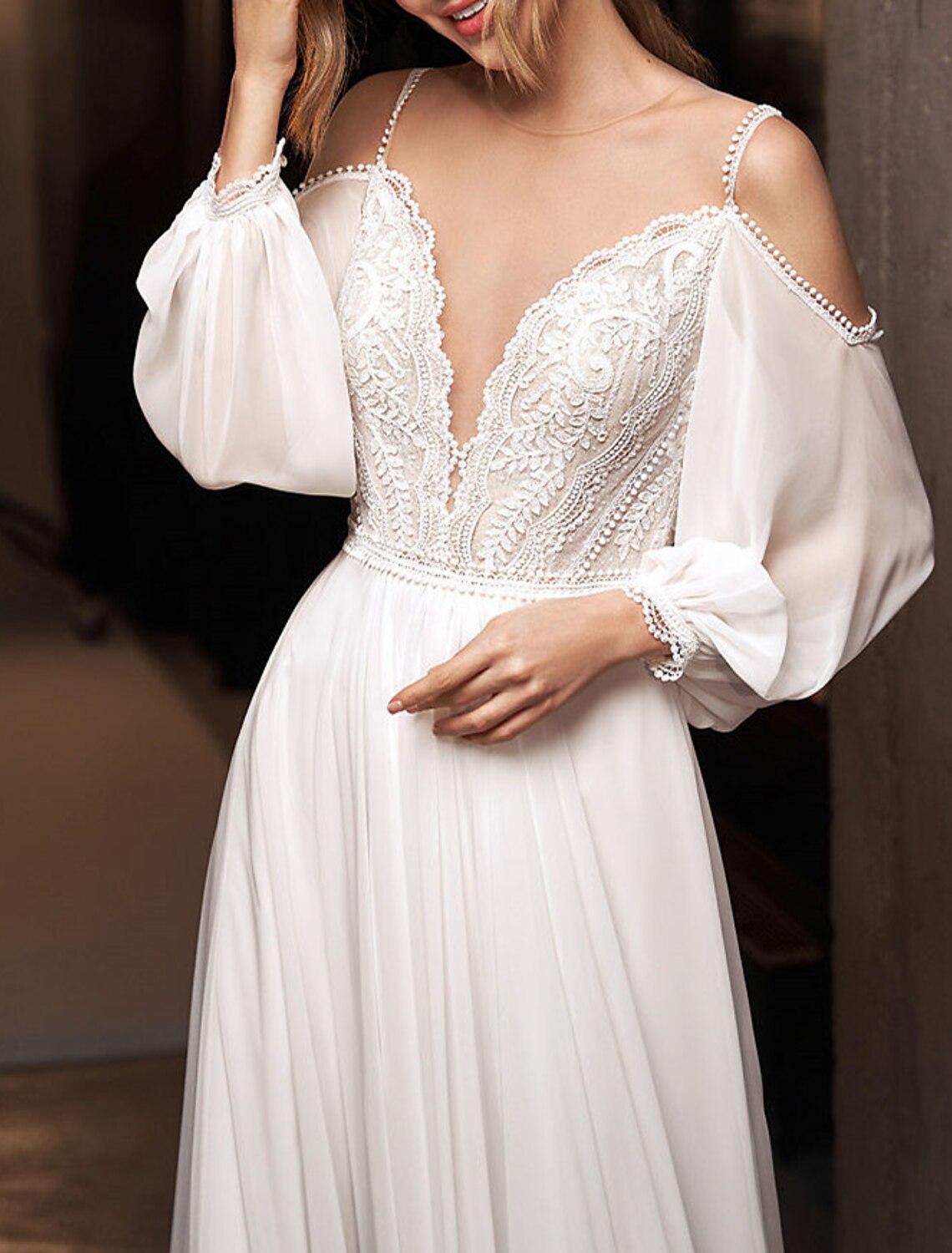 Beach Boho Wedding Dresses A-Line Off Shoulder Long Sleeve Sweep / Brush Train Chiffon Bridal Gowns With Appliques Solid Color