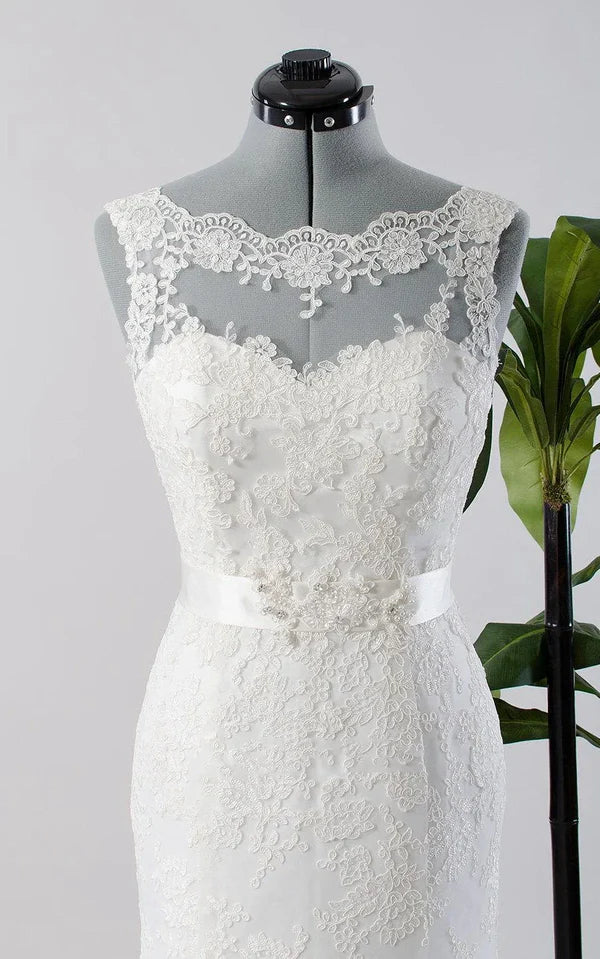 Sleeveless Lace Appliques Backless Sexy Wedding Dress with Sash