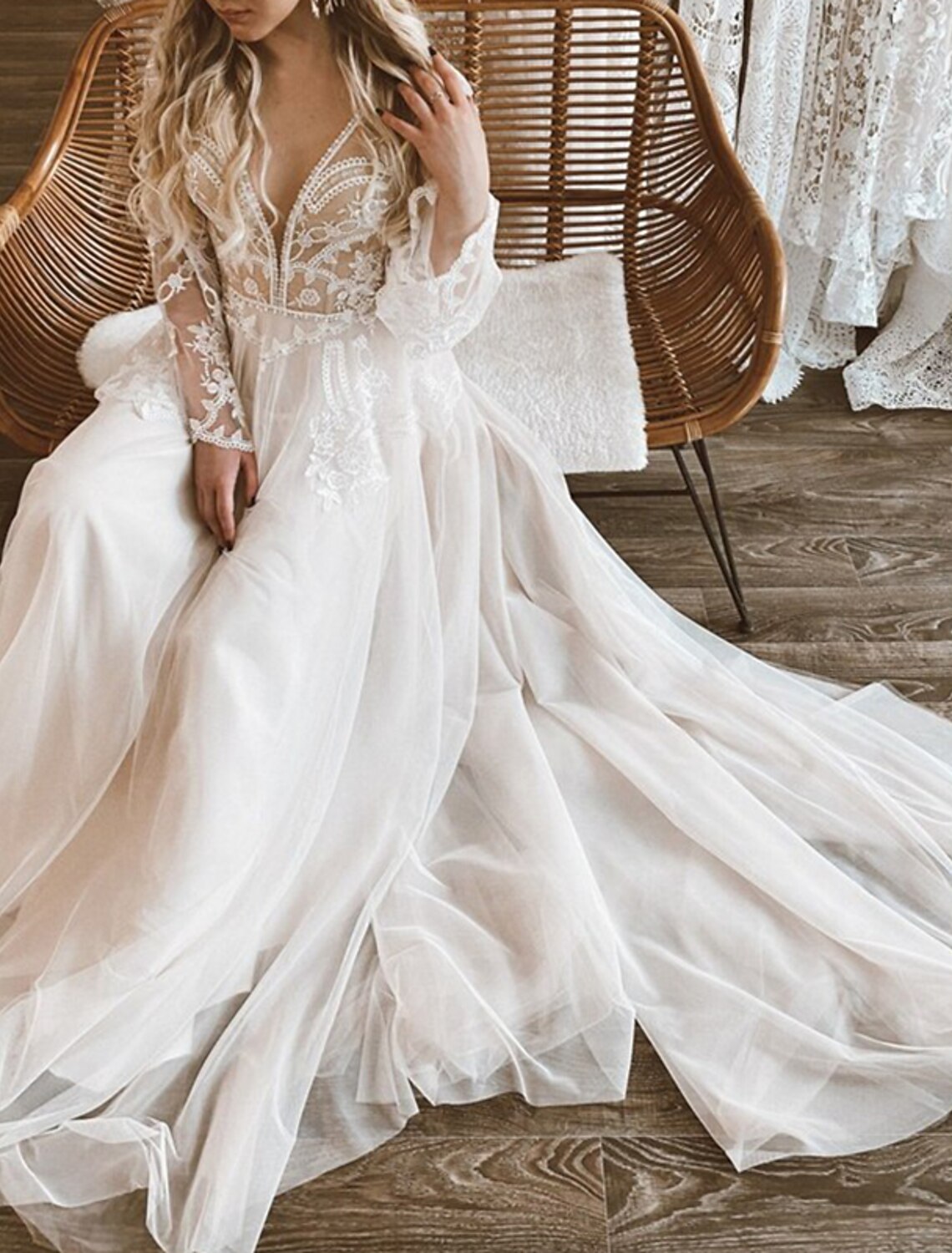 Beach Boho Wedding Dresses A-Line V Neck Long Sleeve Court Train Lace Bridal Gowns With Appliques