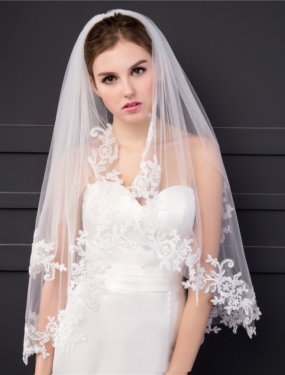 Two-tier Lace Applique Edge Wedding Veil Fingertip Veils with Appliques