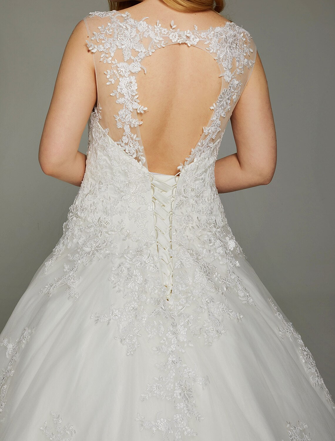 Hall Wedding Dresses Princess Illusion Neck Sleeveless Chapel Train Satin Bridal Gowns With Appliques