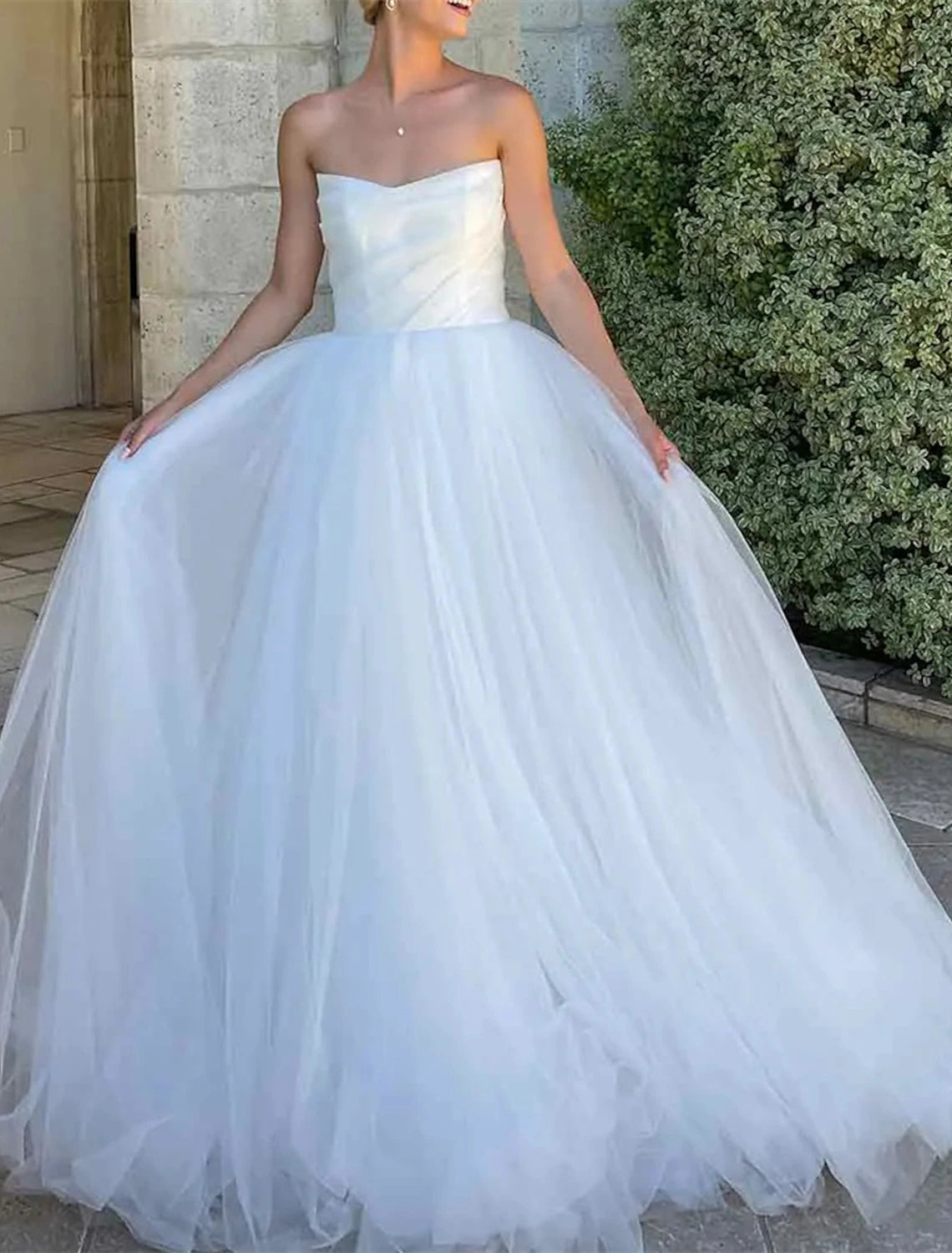 Open Back Formal Wedding Dresses Ball Gown Sweetheart Sleeveless Chapel Train Satin Bridal Gowns With Solid Color