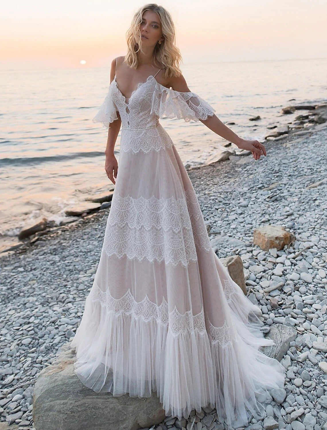 Beach Open Back Boho Wedding Dresses A-Line Off Shoulder Camisole Spaghetti Strap Sweep / Brush Train Lace Bridal Gowns With Lace 2023 Summer Wedding Party