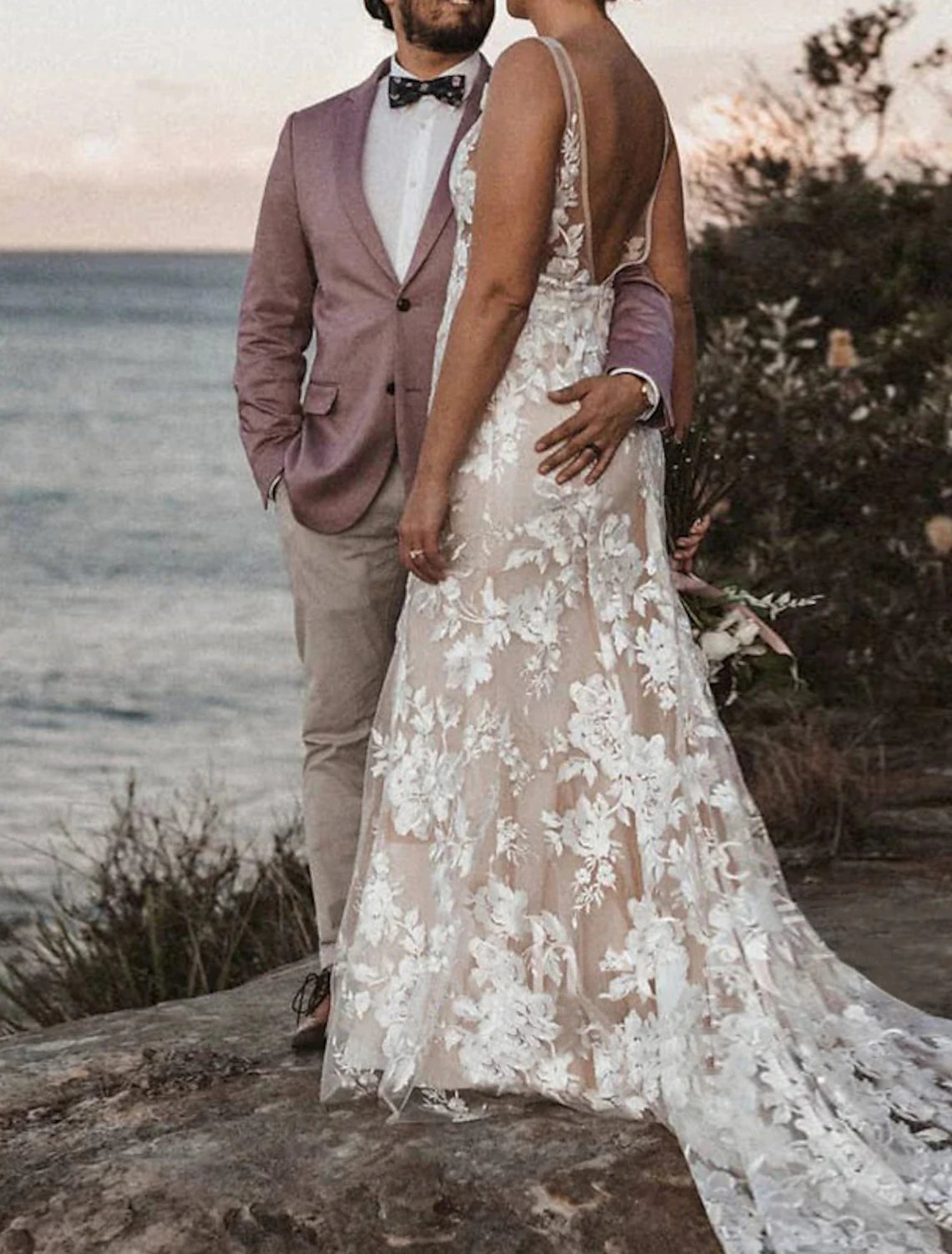 Beach Boho Wedding Dresses Sheath / Column V Neck Sleeveless Court Train Lace Bridal Gowns With Appliques Solid Color