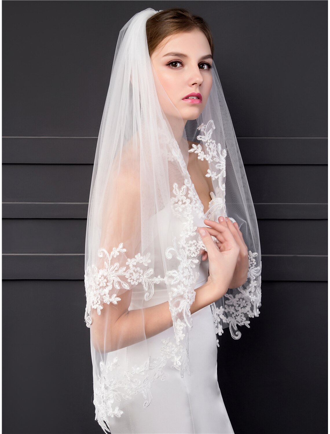Two-tier Lace Applique Edge Wedding Veil Fingertip Veils with Appliques