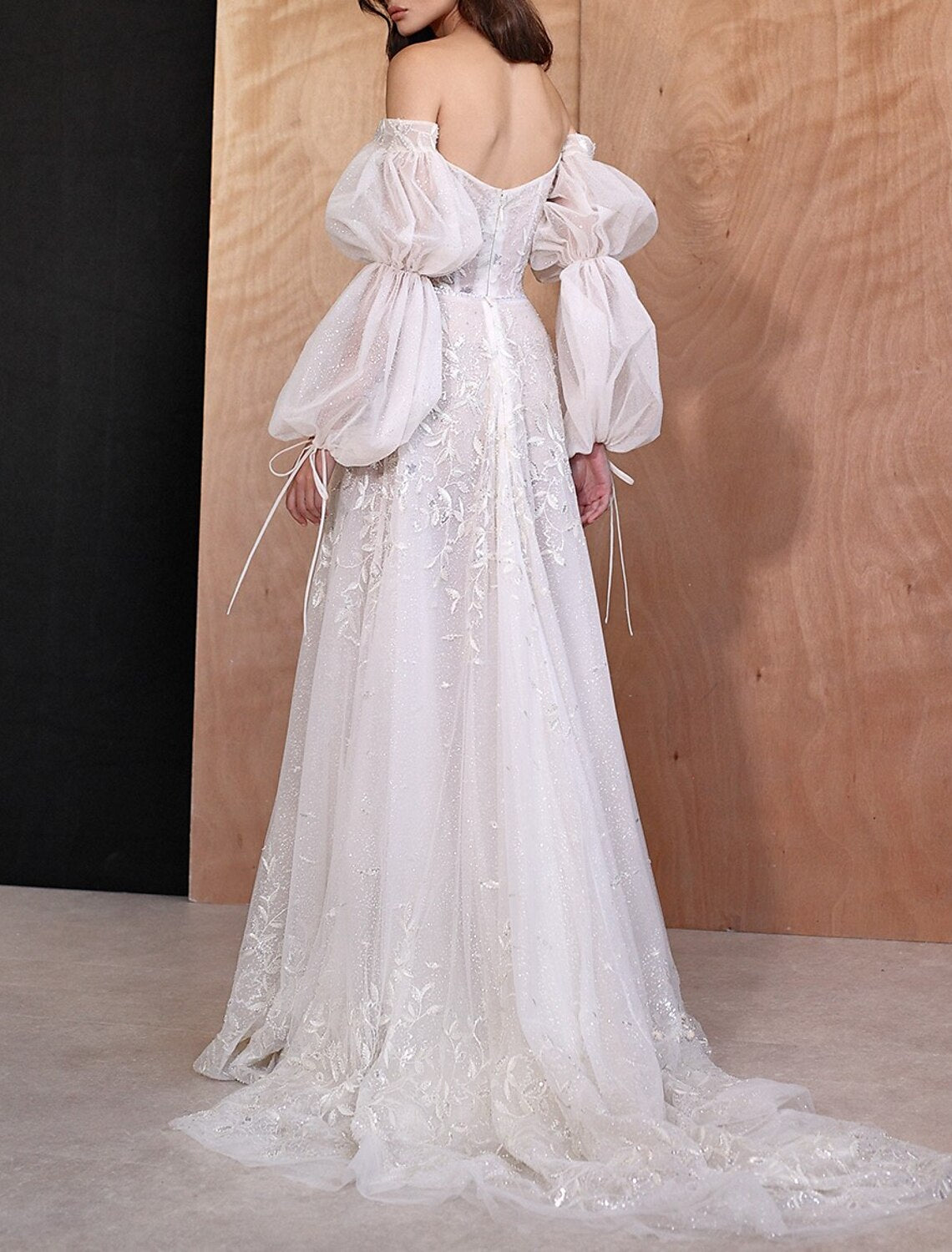 Beach Boho Wedding Dresses A-Line Off Shoulder Long Sleeve Court Train Lace Bridal Gowns With Appliques Solid Color