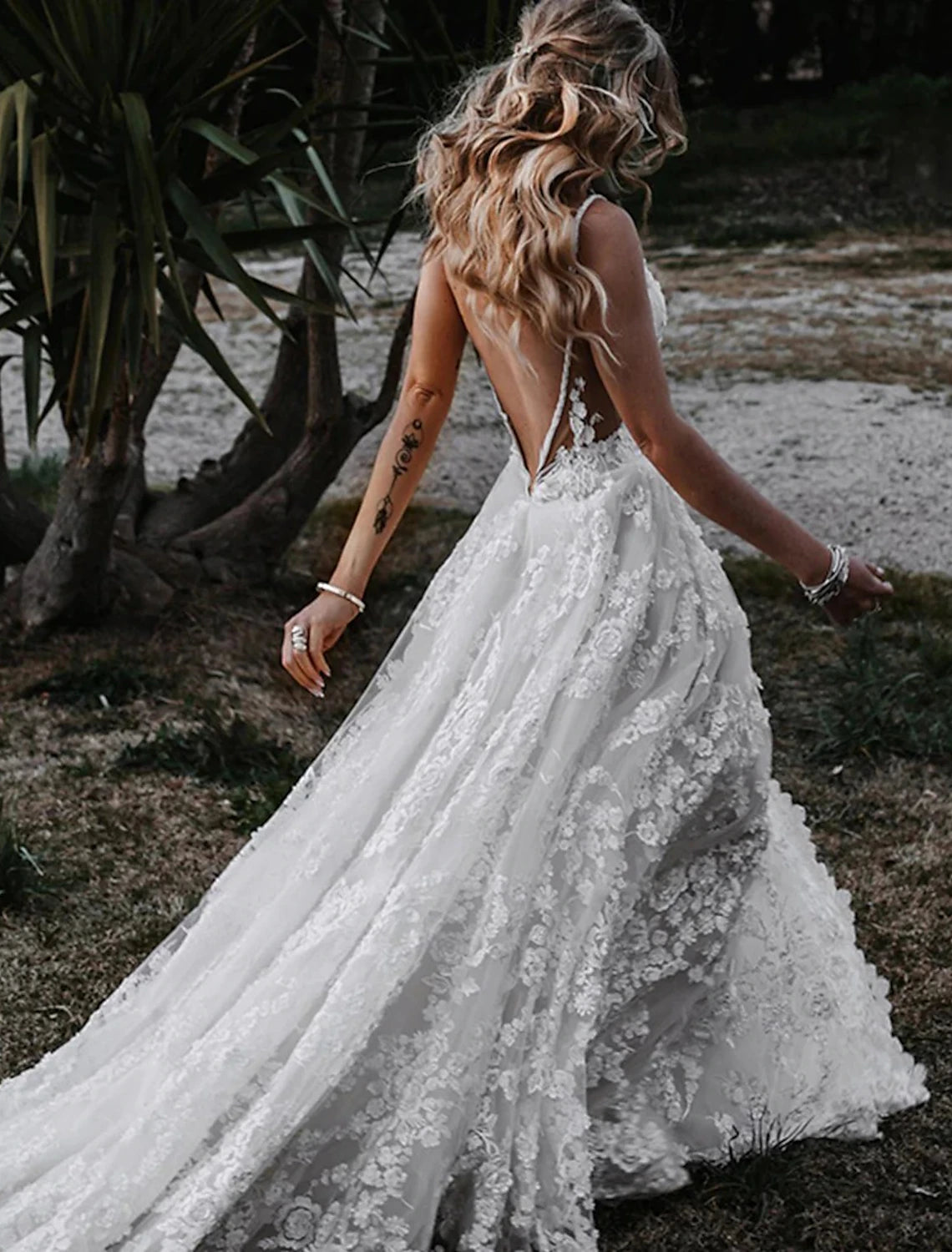Beach Sexy Boho Wedding Dresses A-Line Sweetheart Camisole Spaghetti Strap Court Train Lace Outdoor Bridal Gowns With Appliques Split Front Summer Wedding Party