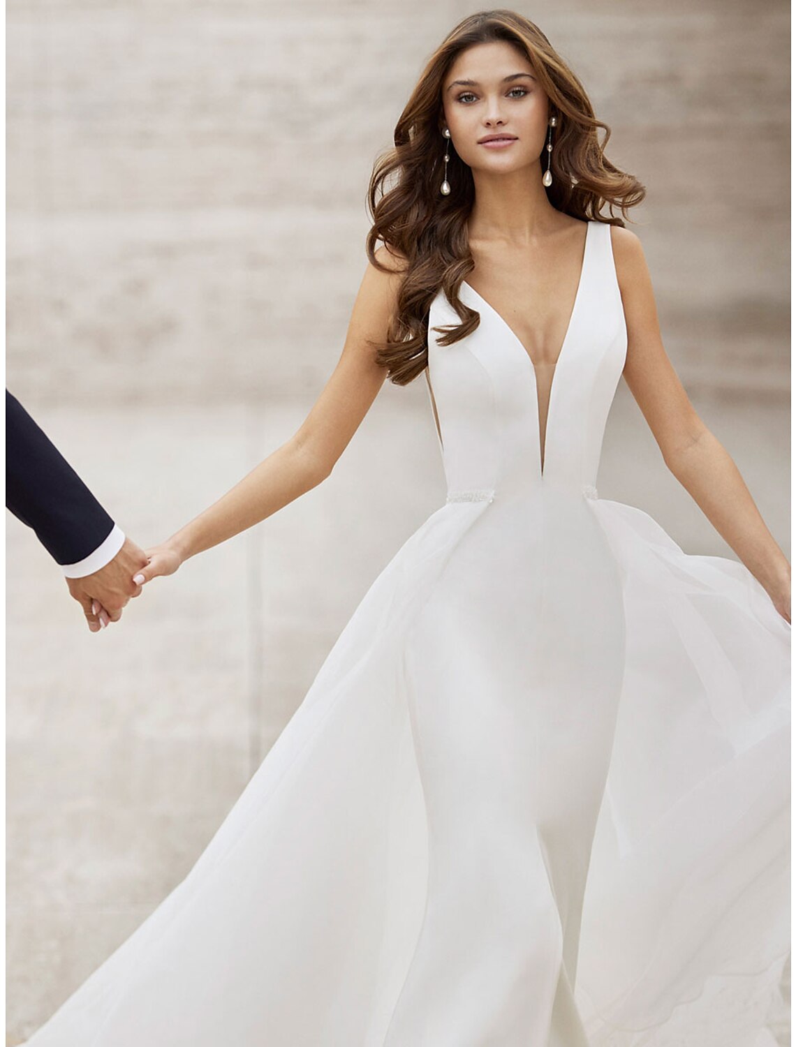 Beach Wedding Dresses Two Piece V Neck Sleeveless Court Train Satin Bridal Gowns With Pattern 2023 Summer Wedding Party