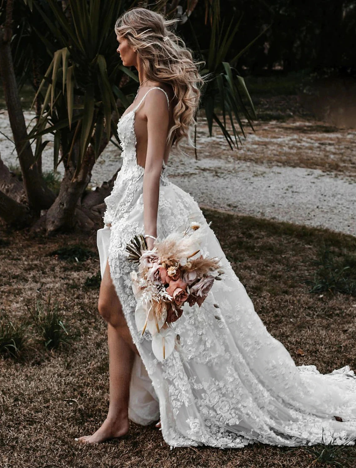 Beach Sexy Boho Wedding Dresses A-Line Sweetheart Camisole Spaghetti Strap Court Train Lace Outdoor Bridal Gowns With Appliques Split Front Summer Wedding Party