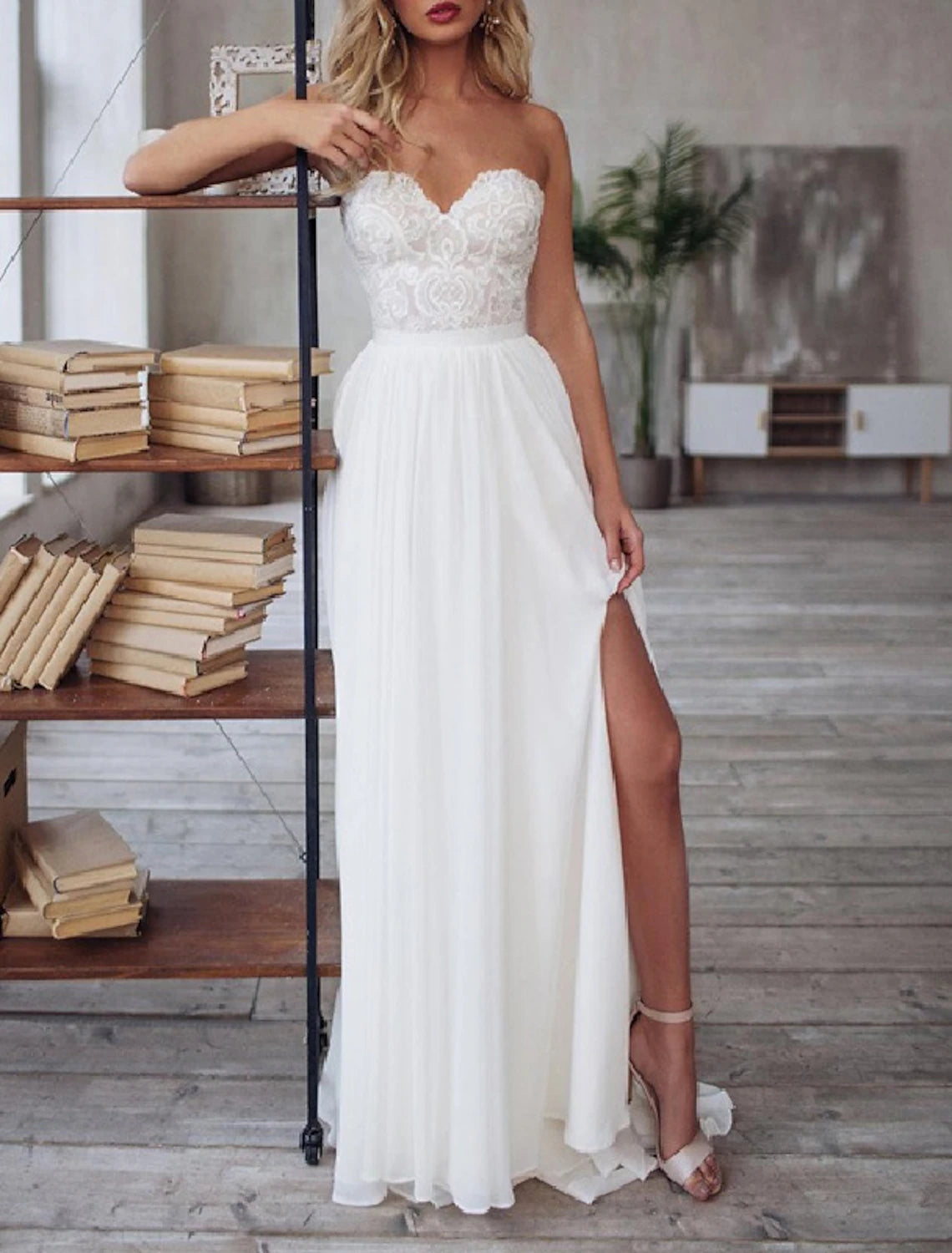 Beach Wedding Dresses A-Line Sweetheart Strapless Sweep / Brush Train Chiffon Bridal Gowns With Appliques Split Front