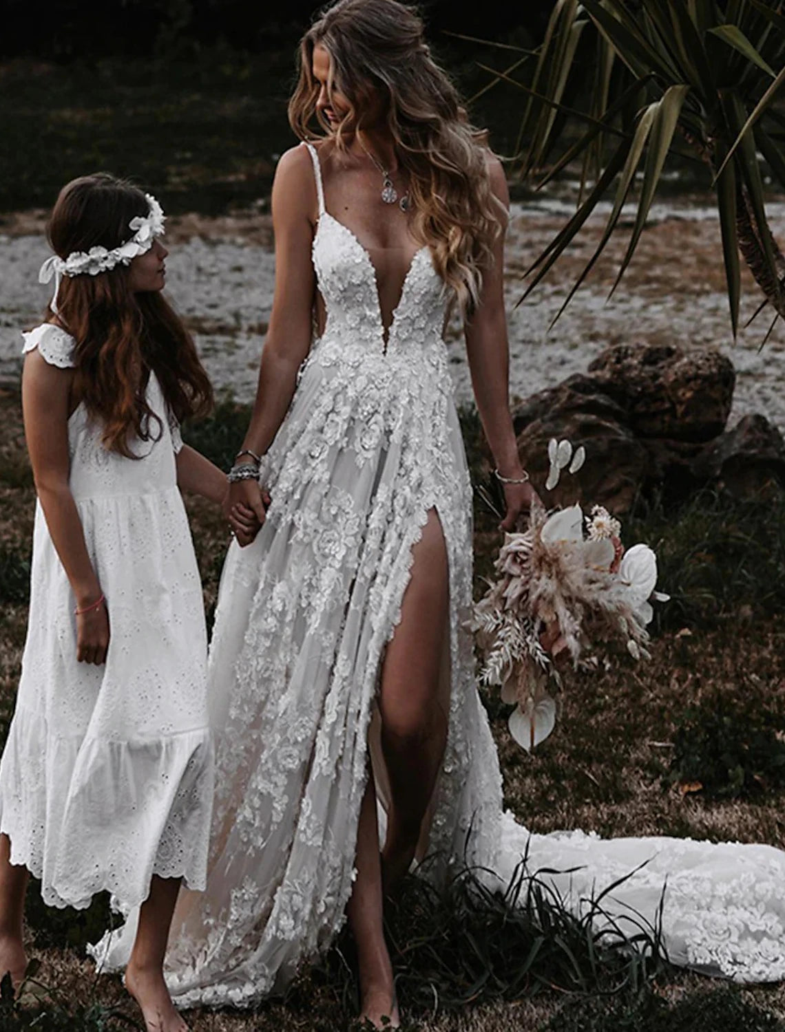 Beach Sexy Boho Wedding Dresses A-Line Sweetheart Camisole Spaghetti Strap Court Train Lace Outdoor Bridal Gowns With Appliques Split Front Summer Wedding Party