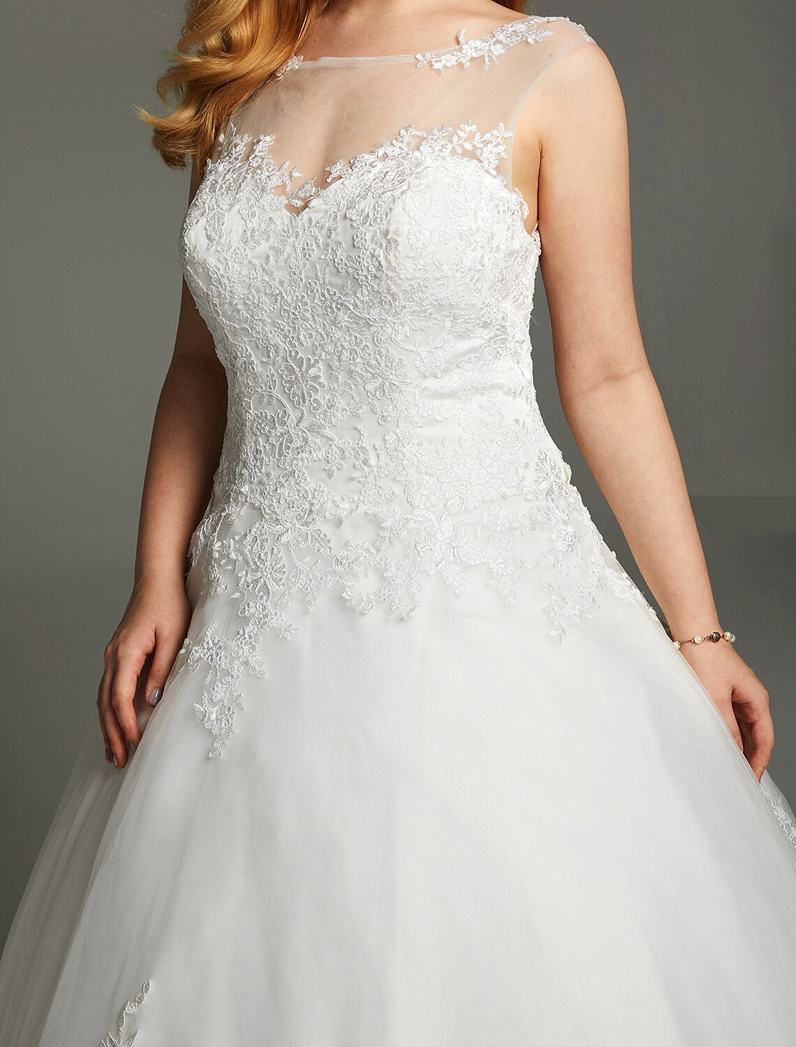 Hall Wedding Dresses Princess Illusion Neck Sleeveless Chapel Train Satin Bridal Gowns With Appliques